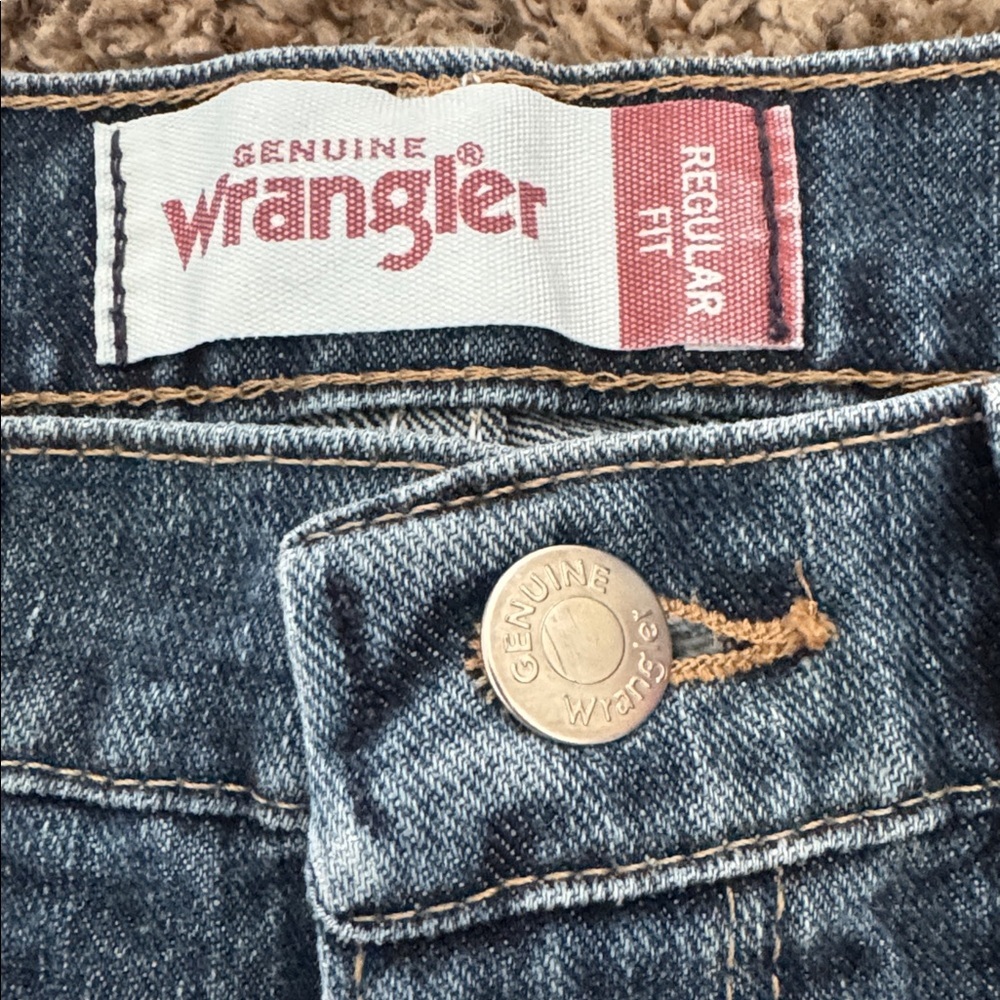 Wrangler 32 x 31 Medium Wash Regular Fit - Picture 4 of 12
